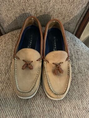 Sperry woman’s Tan and Brown Tassel Boat Shoes
